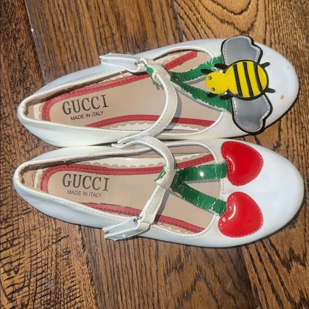 Gucci Kids White Dress Shoes with Cherry and Bee Accents Size 34